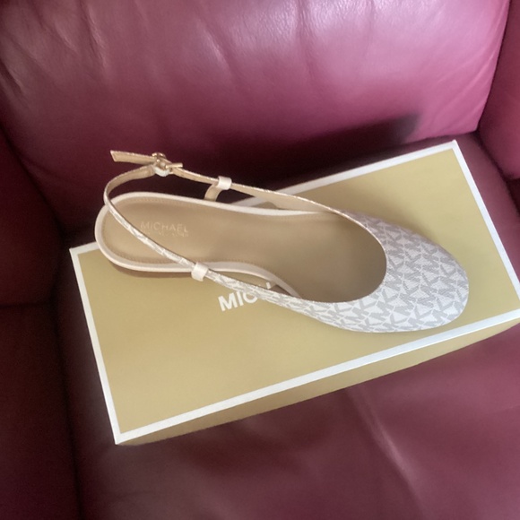 NIB  Michael Kors hillary flex sling vanilla - Picture 1 of 4